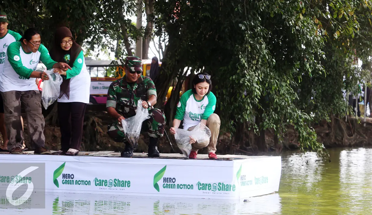 Ketua Acara Bagus Indahono, Senior GM CSR & Corcom PT Hero Supermarket Tbk Natalia Lusnita, dan Dandim 0602 Serang Letkol Oki Ardiansyah Adiwirya saat melakukan sebar sejuta ikan di danau Tasikardi, Serang Baten, (28/5). (Liputan6.com/Angga Yuniar)