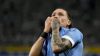 Selebrasi striker Timnas Uruguay, Darwin Nunez setelah mencetak gol kedua ke gawang Timnas Argentina pada laga lanjutan Kualifikasi Piala Dunia 2026 Zona Conmebol di La Bombonera Stadium, Buenos Aires, Argentina, Jumat (17/11/2023) pagi WIB. (AP Photo/Gustavo Garello)