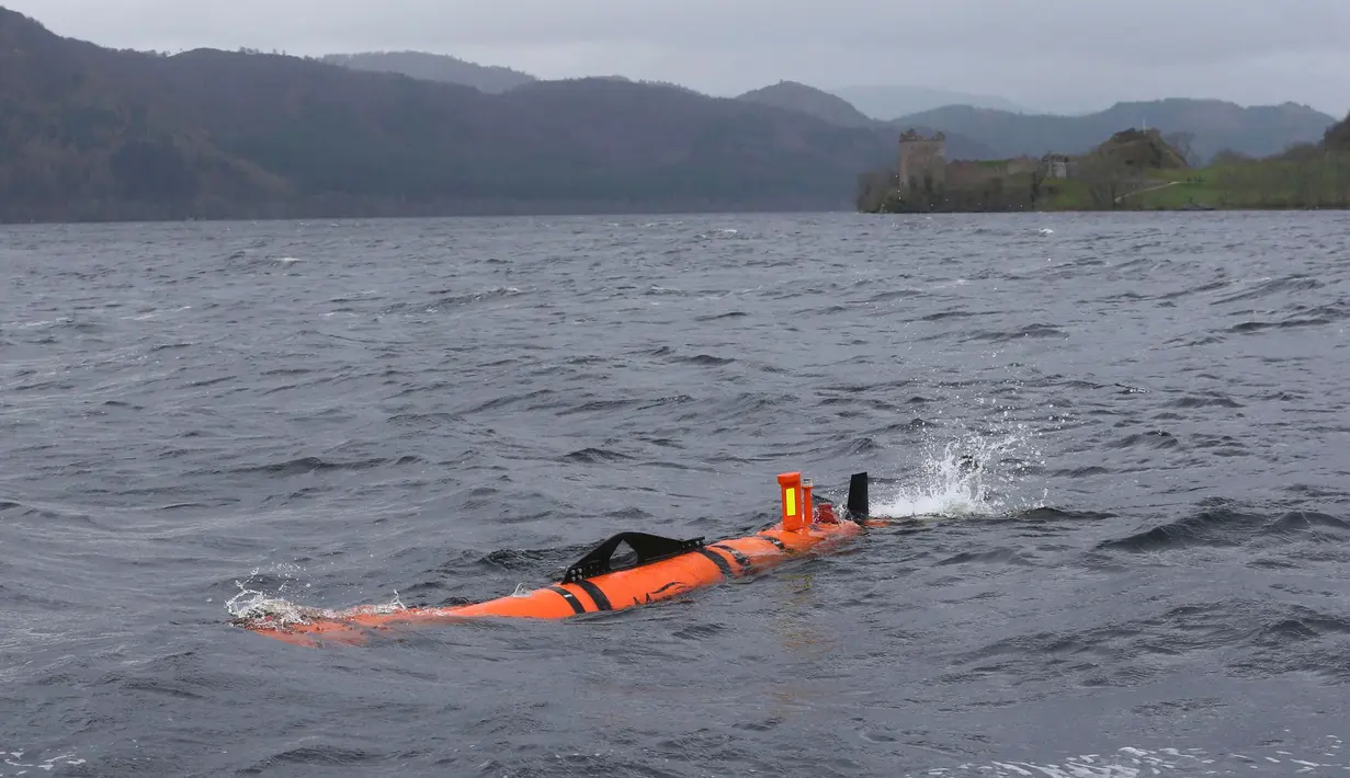 Robot pengintai cerdas bernama Munin saat mengeksplorasi danau Loch Ness di Skotlandia, Rabu (13/4). Robot ini nantinya akan menyelami daerah danau untuk menemukan mahluk mitos Skotlandia yang katanya tinggal di danau tersebut.(REUTERS / Russell Cheyne) 