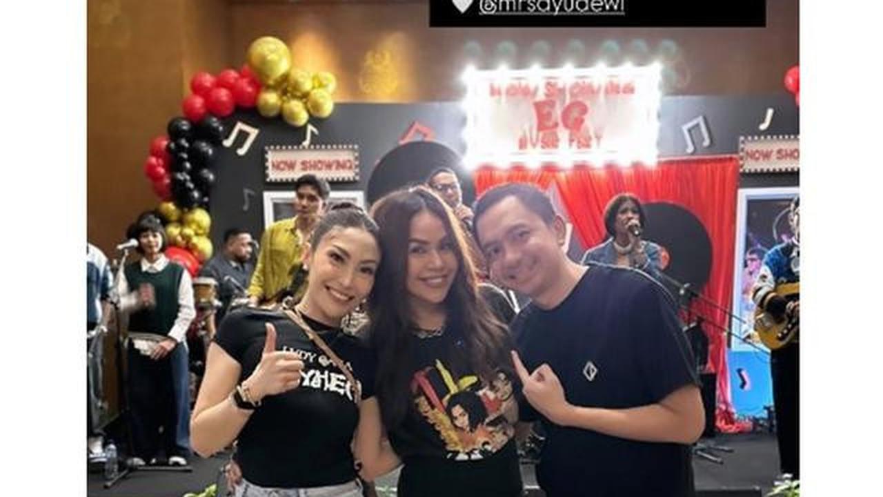 8 Potret Artis di Ultah Suami Ayu Dewi, Tampil Stylish Bertema 'Music Fest'
