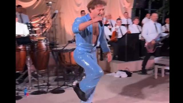 Mark Zuckerberg Mendadak Dangdut di Pesta Ultah ke-40 Istrinya, Pakai Jumpsuit Ketat Berpayet