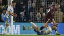 Pemain Manchester City, Erling Haaland (kanan atas) terlibat persetruan dengan pemain Brighton, Paul Van Hecke pada laga lanjutan Liga Inggris 2024/2025 yang berlangsung di American Express Community Stadium, Brighton, Inggris, Minggu (10/11/2024) WIB. (AP Photo/Alastair Grant)