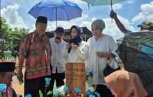Inul Daratista Ziarah ke Makam Vidi Aldiano, Kenang Momen Berbagi Cerita Pengobatan