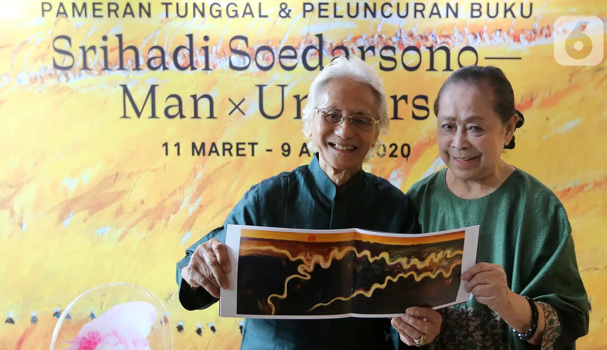 Pelukis Srihadi Soedarsono dan Penulis Buku Man X Universe Farida Srihadi menunjukkan lukisan yang akan dipamerkan di Geleri Nasional menjelang Pameran Tunggal dan Peluncuran Buku Srihadi Soedarsono - Man x Universe di Ciputra World, Jakarta, Rabu (26/2/2020). (Liputan6.com/Fery Pradolo)