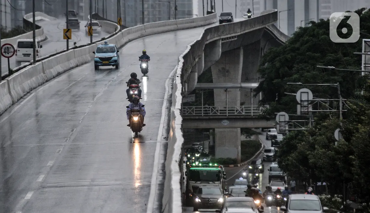 Sejumlah pengendara sepeda motor menerobos Jalan Layang Non Tol (JLNT) Casablanca saat hujan, Jakarta, Minggu (20/12/2020). Aksi nekat para pengendara sepeda motor tersebut dapat mengancam keselamatan diri serta pengguna jalan lain. (merdeka.com/Iqbal S. Nugroho)