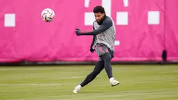 Gelandang Bayern Munchen, Serge Gnabry menendang bola saat mengikuti sesi latihan tim di Munich, Jerman selatan (24/11/2020). Munchen akan bertanding melawan Salzburg pada Grup A Liga Champions di Allianz Arena. (AFP/Marco Donato)