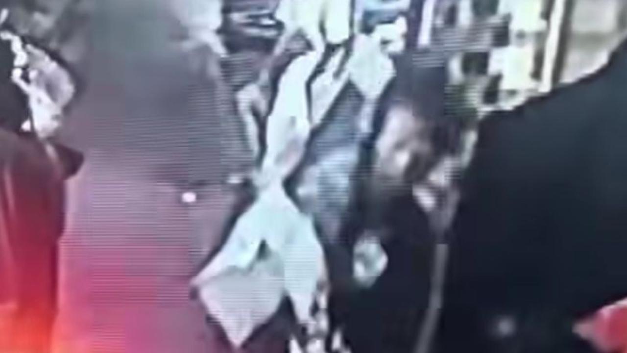 Polisi Selidiki Dugaan Pria Panggul Mayat di Permukiman Jakbar, Rekaman CCTV Jadi Petunjuk Utama