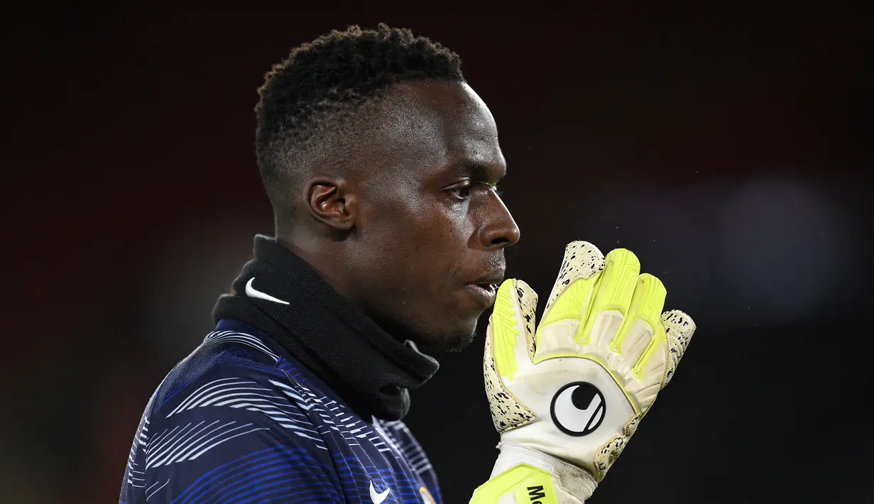 Edouard Mendy. Kiper asal Senegal ini telah membuat 16 kali clean sheet dalam 29 penampilannya bersama Chelsea di Premier League musim ini. Untuk urusan saves, sama seperti Ederson, ia juga tidak masuk dalam 10 besar. (AFP/Oli Scarff/Pool)