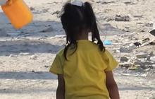 Perjuangan Bocah Perempuan Gaza Bawa 2 Jeriken Air, Terlalu Berat Tak Kuat Angkat