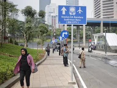 Papan penunjuk untuk mempermudah warga berpindah transportasi di kawasan integrasi transportasi Dukuh Atas, Selasa (30/4/2019). Kawasan Terintegrasi Dukuh Atas  menghubungkan empat transportasi umum di DKI Jakarta, yaitu Transjakarta, MRT, KRL, LRT, dan Kereta Bandara. (Liputan6.com/Faizal Fanani)