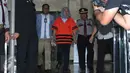 Pengusaha Setyadi (tengah) mengenakan baju tahanan KPK usai pemeriksaan di gedung KPK, Jakarta, Kamis (22/10) dini hari. Setyadi resmi ditahan KPK terkait dugaan suap proyek pengembangan pembangkit listrik mikrohidro Papua. (Liputan6.com/Angga Yuniar)