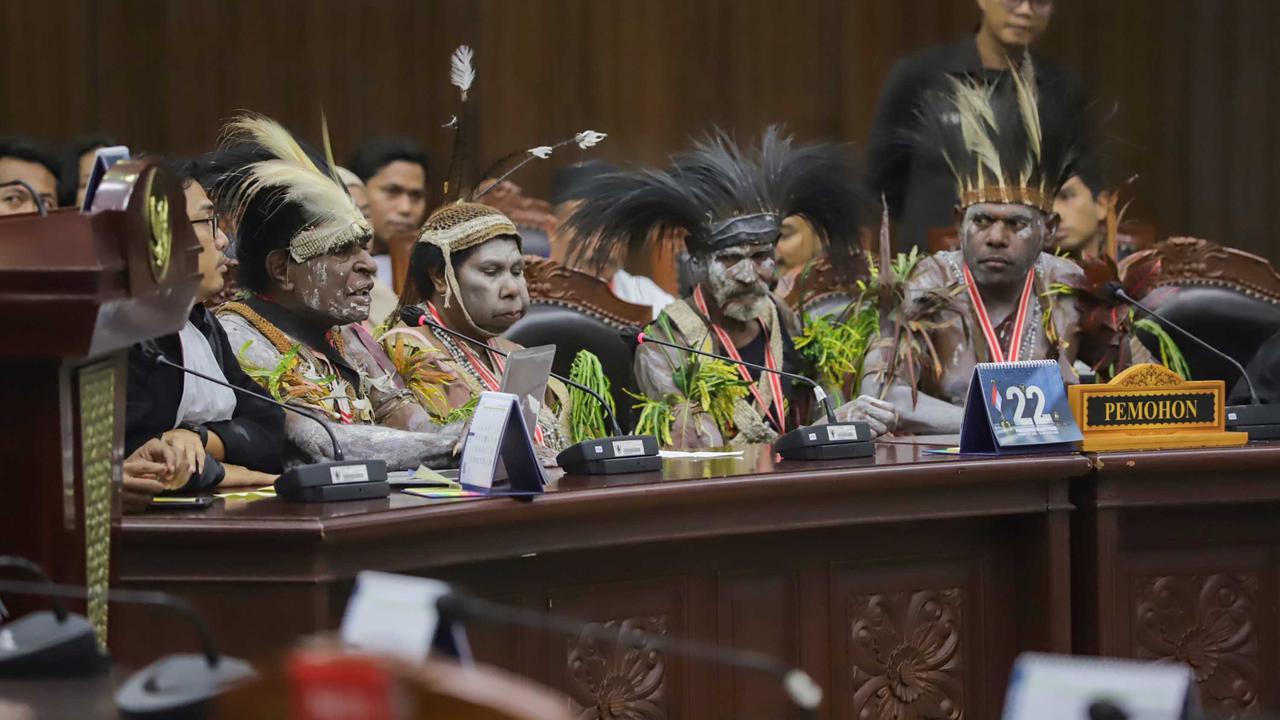 FOTO: Geram PSN Gugat Pasal Proyek Strategis Nasional, Gelar Doa Adat di MK