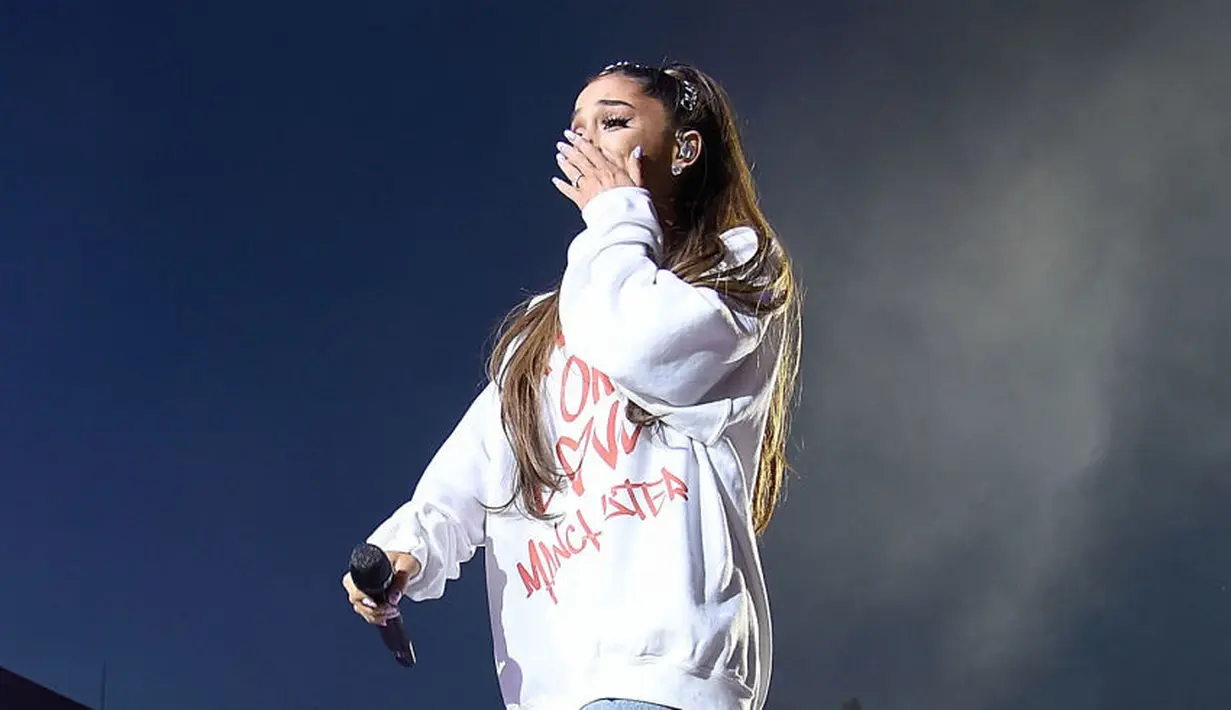 Lagu tersebut pun menceritakan tentang orang-orang yang saling membantu untuk melewati masa ketakutan dan kekhawatiran. (KEVIN MAZUR/ONE LOVE MANCHESTER/GETTY IMAGES FOR ONE LOVE MANCHESTER/DigitalSpy)