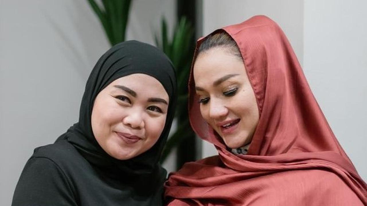 Dalam tasyakuran kehamilannya, Tengku Dewi merasa sangat bersyukur ditemani oleh orang-orang terdekat.&nbsp;