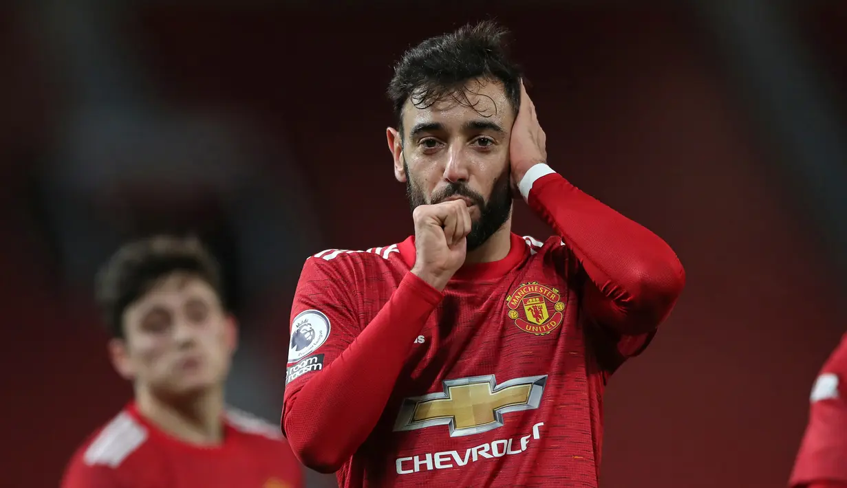 Di posisi pertama ditempati oleh Gelandang Manchester United, Bruno Fernandes. Aksi nyentriknya saat mengeksekusi penalti menjadi pelengkap pesonanya dalam membuat gol dan assist. Total Bruno sudah mengemas 43 gol dan assist di semua ajang kompetisi. (AFP/Nick Potts/Pool)