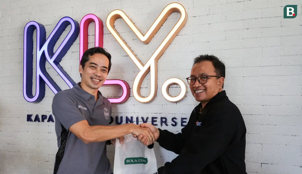 <p>CEO PSIM Yogyakarta, Bima Sinung (kiri) melakukan kunjungan sekaligus bersilaturahmi ke kantor Bola.com yang terletak di Gondangdia, Jakarta Pusat, Rabu (11/05/2022). (Bola.com/Bagaskara Lazuardi)</p>