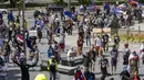 Pengunjuk rasa berbaris di sepanjang Lambton Quay sebelum berkumpul di gedung Parlemen Selandia Baru, di Wellington, Selasa (9/11/2021). Ribuan warga Selandia Baru berdemonstrasi memprotes kebijakan vaksin covid-19 dan penguncian (lockdown) yang diterapkan negara itu (Mark Mitchell/NZ Herald via AP)