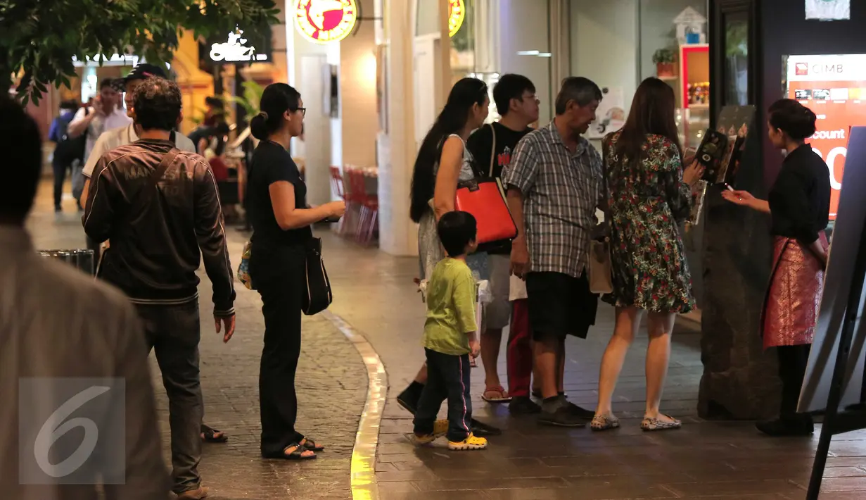 Sejumlah pengunjung tetap berbelanja dan beraktivitas seperti biasa di Mal Grand Indonesia, Jakarta, Jumat (15/1/2016). Pasca serangan teroris yang terjadi di Kawasan Thamrin tidak berdampak besar pada pusat perbelanjaan. (Liputan6.com/Angga Yuniar)