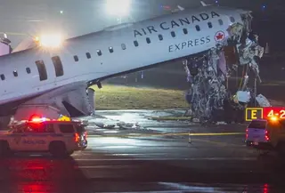 Pesawat Air Canada menabrak truk pemadam kebakaran saat mendarat di LaGuardia Airport, Amerika Serikat. (Foto: Tangkapan Layar Sosmed)