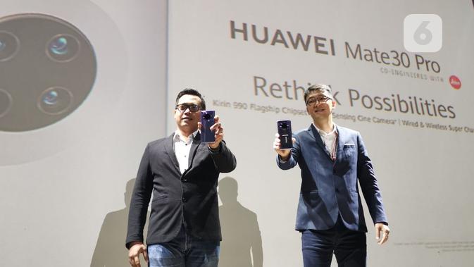 Edy Supartono, Training Director Huawei Consumer Business Group Indonesia dan Lo King Seng, Deputy Country Director Huawei Device Indonesia, saat peluncuran Mate 30 Pro. (/ Andina Librianty)