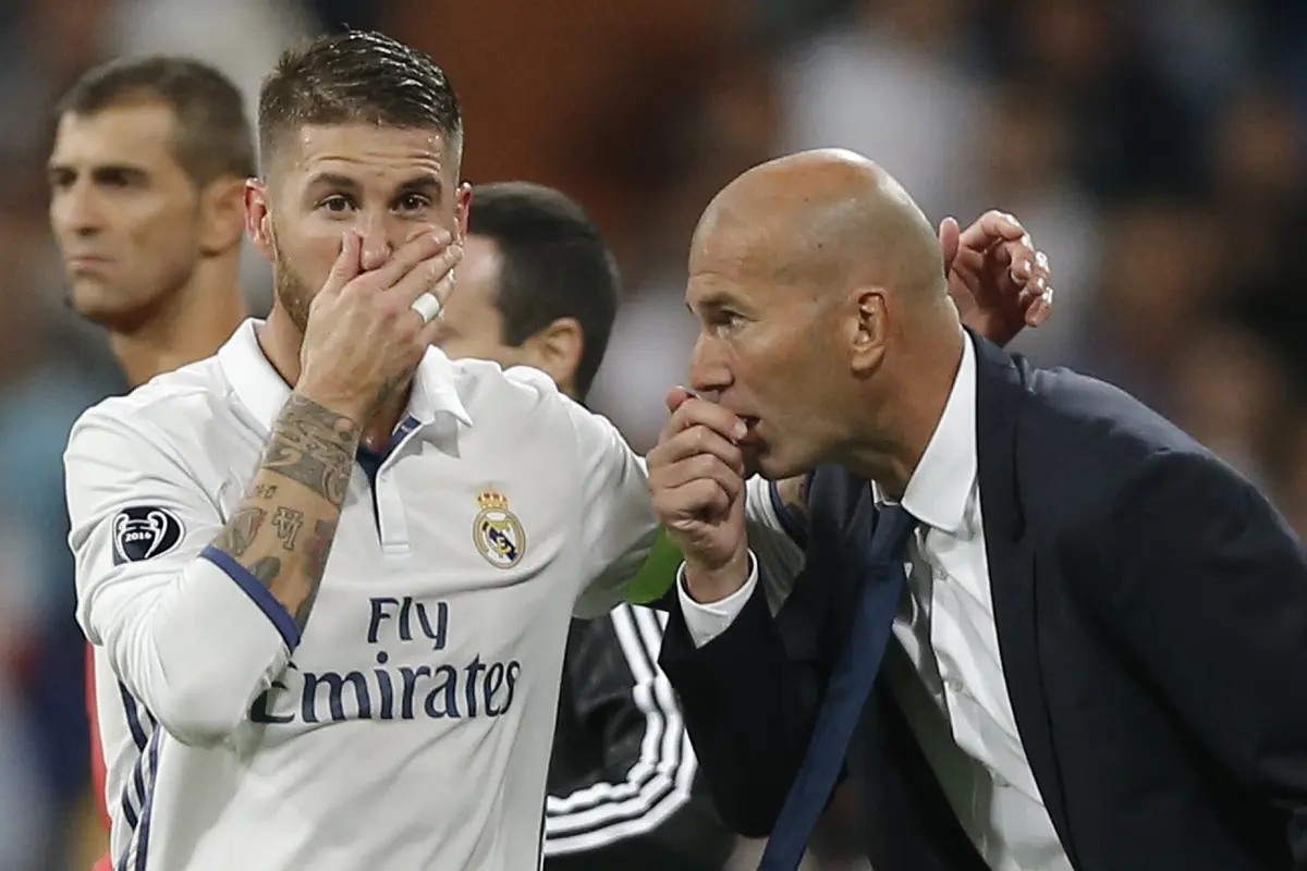 Sergio Ramos tengah berbisik kepada Zinedine Zidane dalam laga Real Madrid Vs Espanyol
