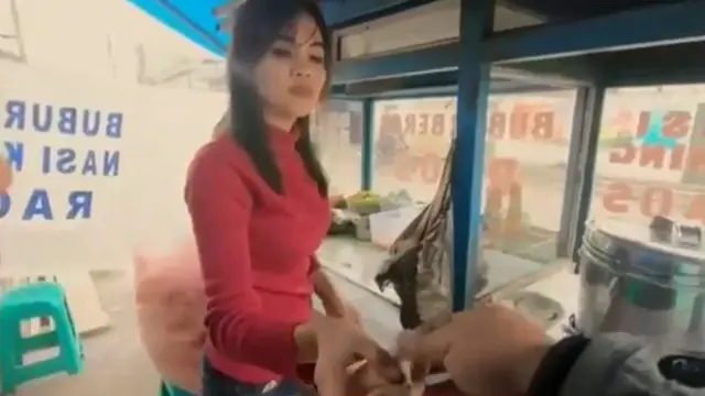 Berparas Cantik, Tukang Bubur Ini Mengguncang Iman Pembeli