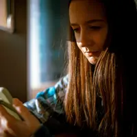 Perubahan cara anak menggunakan perangkat digital dapat menjadi salah satu tanda adanya cyberbullying. Orang tua perlu lebih peka terhadap perubahan yang muncul secara berulang. (Foto/Dok: Pexels)