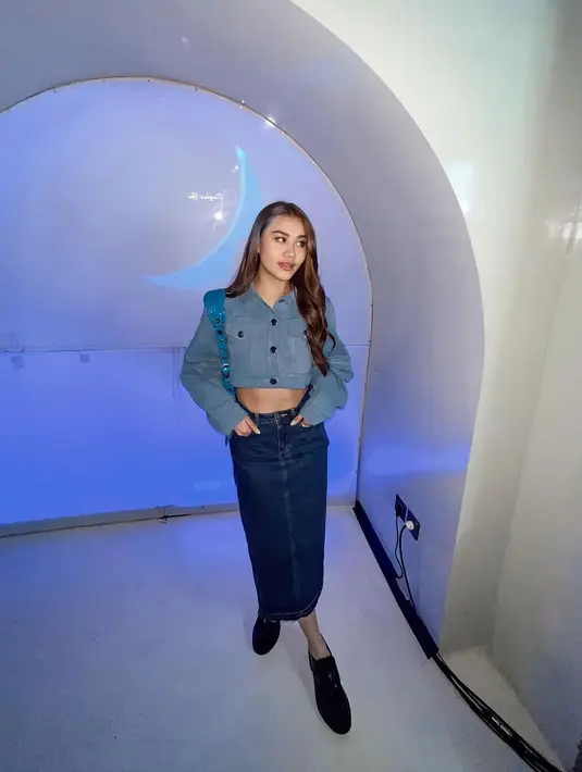 Padu padan Aaliyah Massaid mengenakan denim on denim. Ia memadukan cropped top denim berkerah lengan panjang dengan midi denim skirt. [Foto: Instagram/aaliyah.massaid]