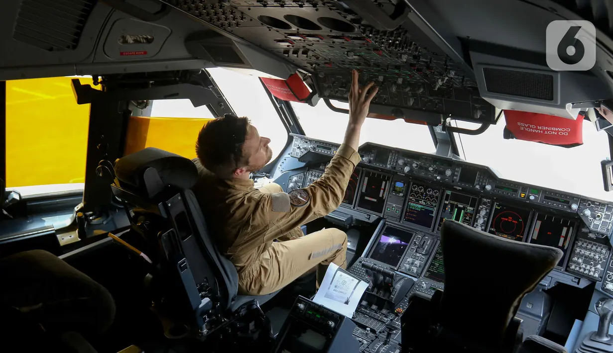Personel militer Prancis berada di dalam kokpit pesawat Airbus A400M Atlas di Apron Selatan Pangkalan Udara Halim Perdanakusuma, Jakarta, Rabu (24/7/2024). (Liputan6.com/Herman Zakharia)