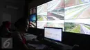 Petugas PT Lintas Marga Sedaya (LMS) melihat Traffic Monitoring Center (TMC) Tol Cikopo-Palimanan di Kantor Operasional LMS Subang, Jabar, Senin (14/12/2015). Sebanyak 24 CCTV tersebar di tol Cipali sepanjang 116,75 Km. (Liputan6.com/Angga Yuniar)