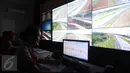 Petugas PT Lintas Marga Sedaya (LMS) melihat Traffic Monitoring Center (TMC) Tol Cikopo-Palimanan di Kantor Operasional LMS Subang, Jabar, Senin (14/12/2015). Sebanyak 24 CCTV tersebar di tol Cipali sepanjang 116,75 Km. (Liputan6.com/Angga Yuniar)