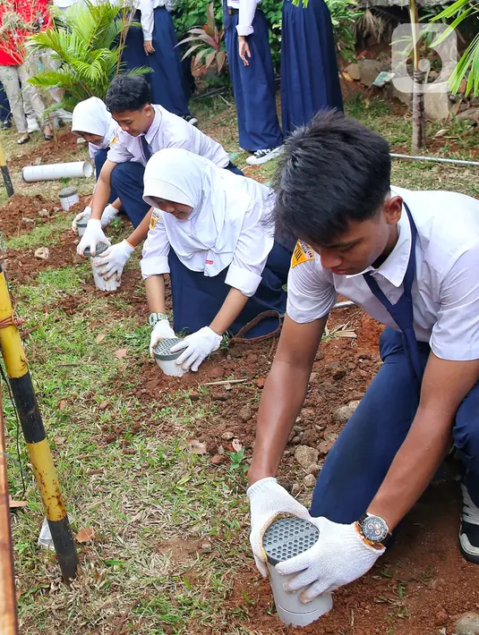 Kegiatan pembuatan lubang biopori dan penanaman pohon bertujuan membantu mengurangi sampah plastik serta melestarikan lingkungan. (Liputan6.com/Angga Yuniar)