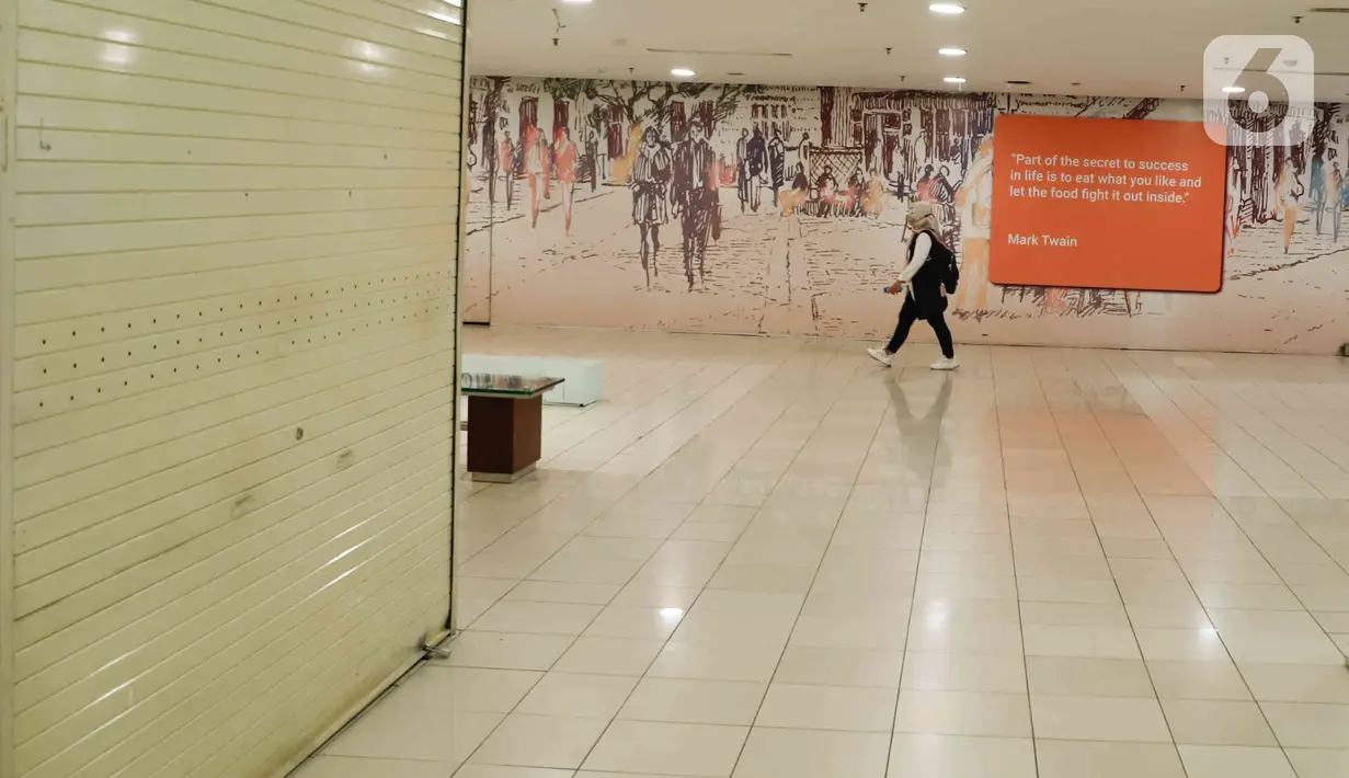 Pengunjung berjalan di dekat toko yang tutup di Plaza Semanggi, Jakarta, Senin (13/6/2022). Plaza Semanggi yang merupakan salah satu pusat perbelanjaan legendaris di DKI Jakarta dan sempat menjadi tempat nongkrong favorit kaum muda-mudi ini tampak sepi seolah tak berpenghuni. (Liputan6.com/Heman Zakharia)