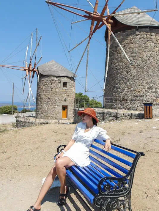 Lengkapi busana melokalnya, Luna Maya mengenakan sandal Hermes Chypre hitam seharga Rp17,3jutaan [@lunamaya]