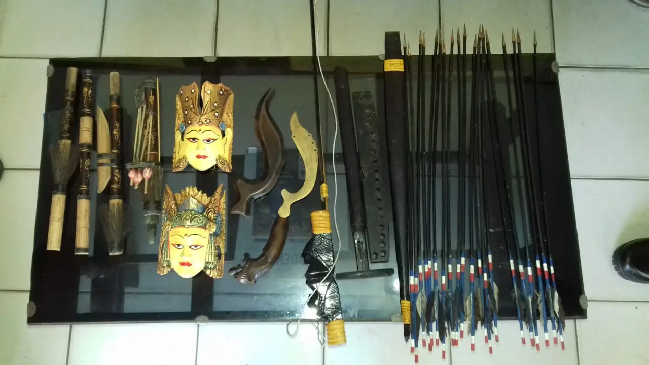 Temuan busur panah beserta anak panahnya di Puring, Kebumen, Jawa Tengah. (Foto: Liputan6.com/Polres Kebumen/Muhamad Ridlo)