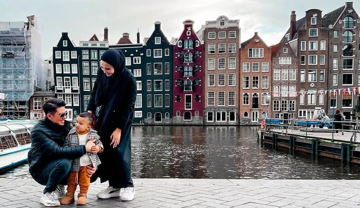 Menemani sang nenek pulang ke Belanda, momen liburan ke Negeri Kincir Angin ini bukan kali pertama bagi Baby Ukkasya. Selama liburan Irwansyah dan Zaskia Sungkar banyak abadikan momen kebersamaannya dengan latar belakangan yang indah. (Liputan6/IG/@irwansyah_15)