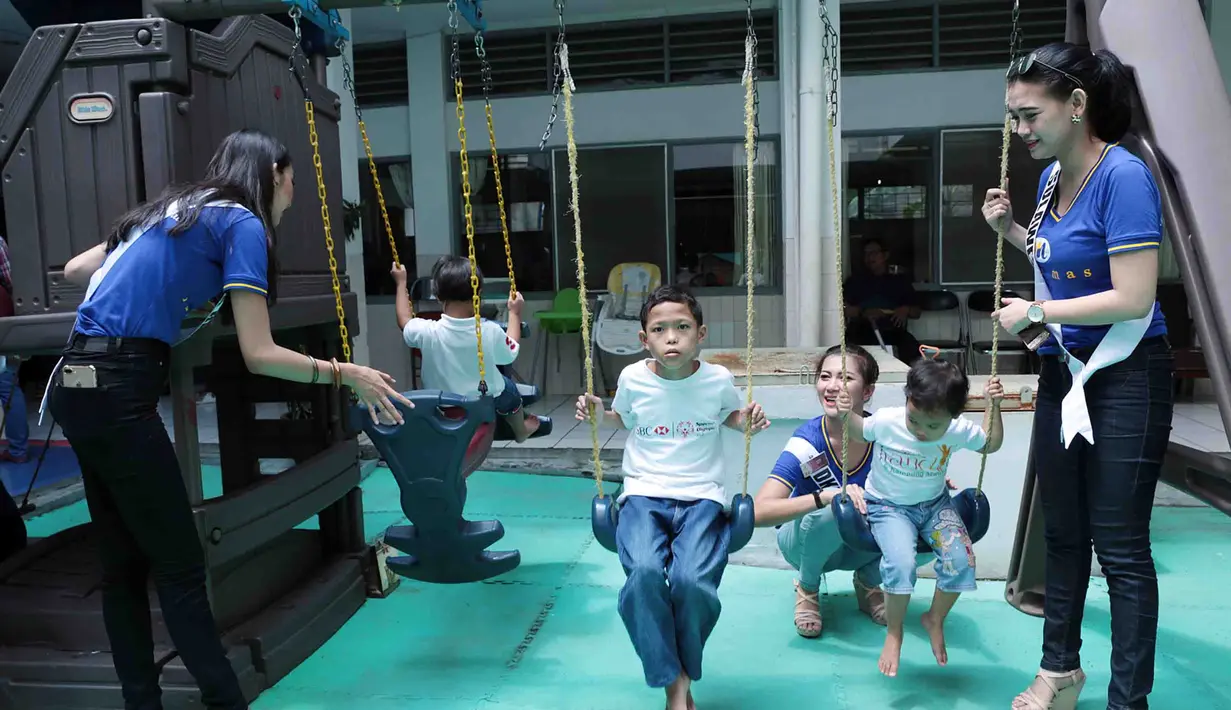 Tidak hanya mengunjungi istansi pemerintah, para finalis Puteri Indonesia 2017 juga mengunjungi anak-anak dan balita di sebuah yayasan. Bermain, mendongeng bersama anak-anak kurang mampu. (Deki Prayoga/Bintang.com)