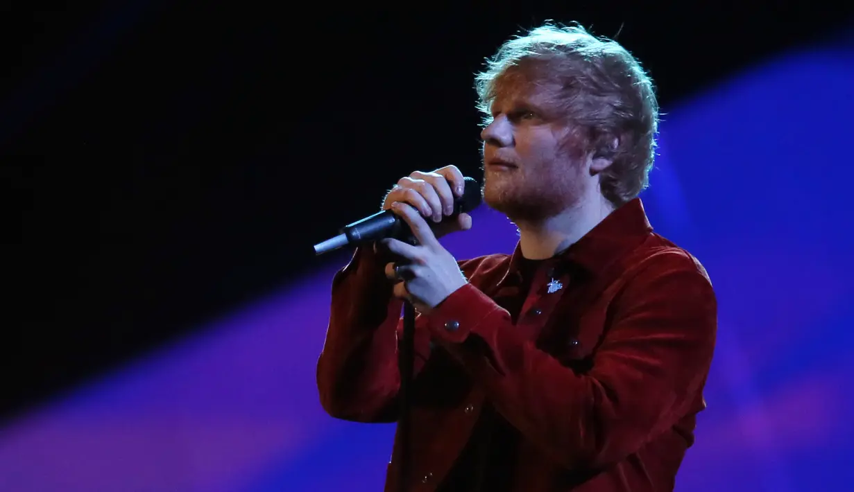 Penyanyi Ed Sheeran tampil menghibur penonton dalam acara Brit Awards 2018 di London, Rabu (21/2). (Joel C Ryan / Invision / AP)