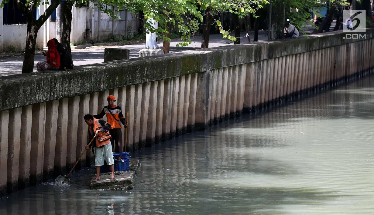 Petugas kebersihan mengambil sampah di kali Cideng, Jakarta, Senin (4/12). Membersihkan kali tersebut dilakukan rutin dikarenakan musim hujan dan mengantisipasi banjir yang kemungkinan bisa terjadi. (Liputan6.com/JohanTallo)