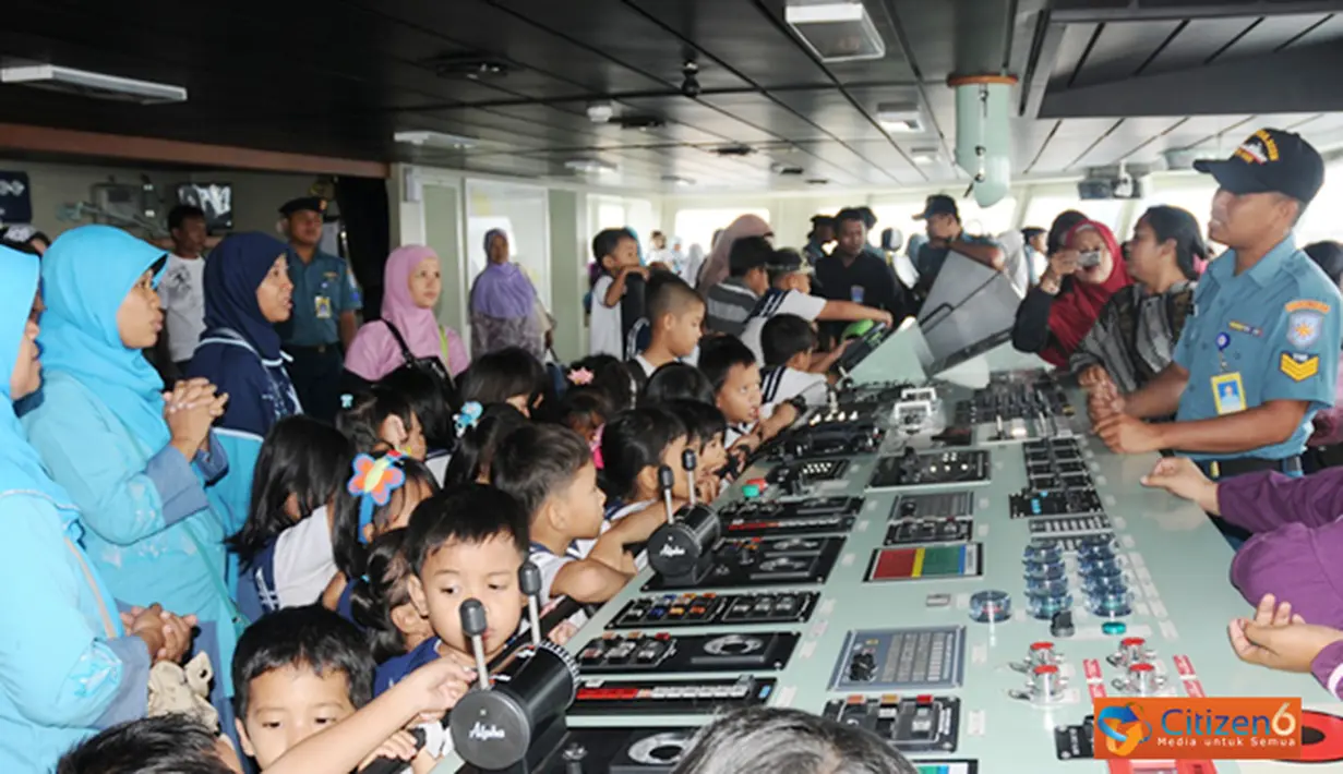 Citizen6, Jakarta: Letkol Laut (P) Suratun menerima kunjungan TK FATIMAH AZZAHIRA I dan TK FATIMAH AZZAHIRA II di Dermaga Kolinlamil, Jakarta Utara, Rabu (24/10). (Pengirim: Dispenkolinlamil). 
