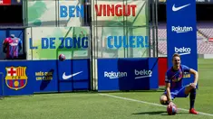 Striker Belanda, Luuk De Jong berpose untuk media selama perkenalan resminya setelah menandatangani kontrak dengan FC Barcelona di Barcelona, Spanyol, Kamis (9/9/2021). De Jong merupakan pemain yang dimiliki Sevilla sebelum bergabung bersama Barcelona. (AP Photo/Joan Monfort)