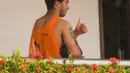 Pemain Uruguay Luis Suarez tampak mengacungkan ibu jarinya saat di hotel Serhs, Natal, Brasil, Rabu (26/6/14). (REUTERS/Leo Carioca)