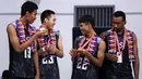 Pemain Timnas Voli Thailand, Anurak Phanram bercengkrama dengan rekannya di atas podium setelah laga putaran pertama SEA V League 2023 melawan Timnas Voli Indonesia di Padepokan Voli Jenderal Polisi Kunarto, Bogor, Minggu (23/07/2023). (Bola.com/Bagaskara Lazuardi)