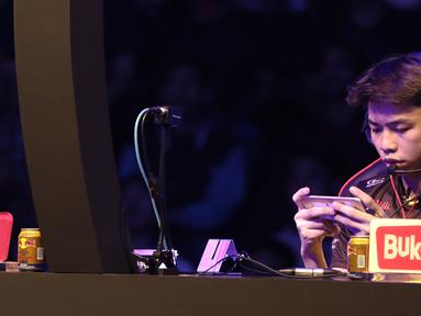 Anggota tim e-Sports, ONIC, saat melawan Louvre pada babak final Turnamen Mobile Legends: Bang Bang Profesional League (MPL) Indonesia Season 3 di Britama Arena, Jakarta, Jumat (3/5). ONIC menang 2-0 atas Louvre. (Bola.com/Yoppy Renato)