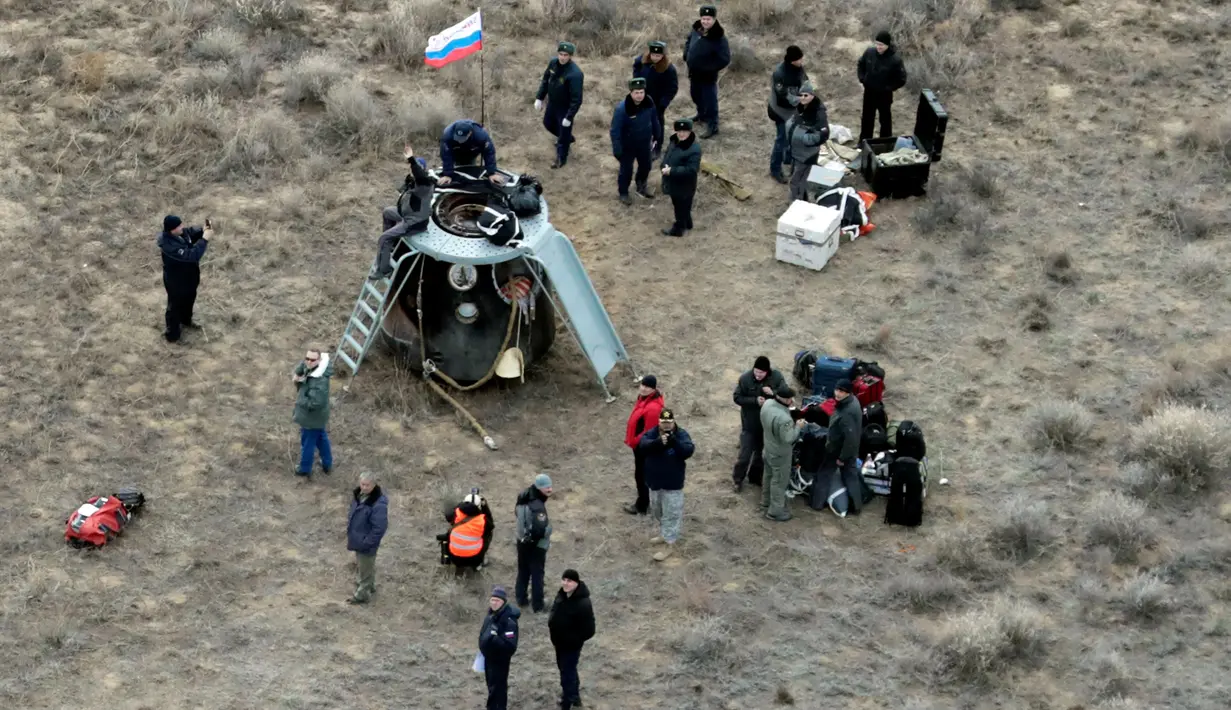 Regu penyelamat badan antariksa Rusia mengevakuasi para awak ISS yang berhasil melakukan pendaratan di daerah terpencil sekitar 150 km sebelah tenggara dari Dzhezkazgan, Kazakhstan (30/10). (Reuters/Dmitri Lovetsky)