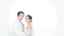 Foto prewedding Glenca Chysara-Rendi John dalam busana pengantin serba putih [@fdphotography90]