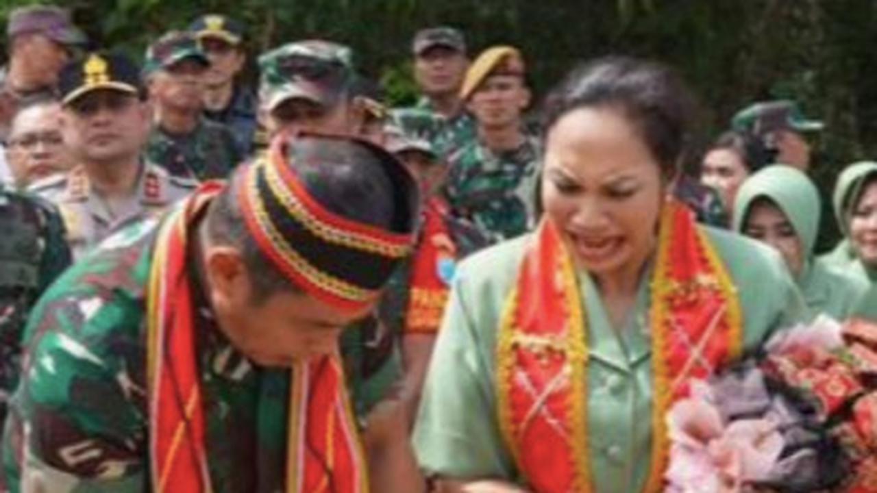 Momen Mengerikan Istri Jenderal Maruli Simanjuntak Kena Pedang Dayak oleh Suami 'Sakit Banget