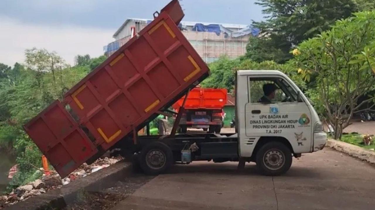 Penjelasan DLH Jakarta Soal Viral Truknya Buang Sampah di Bantaran Kali TPU Tanah Kusir