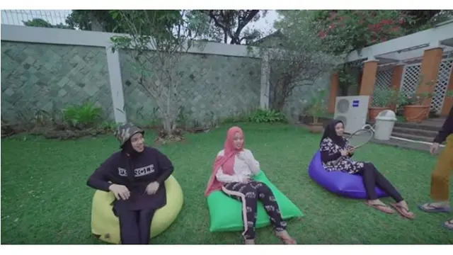 Rumah Gn Halilintar terlihat rindang dengan tumbuhan hijau, serta ada tempat bersantai di samping kolam renang.