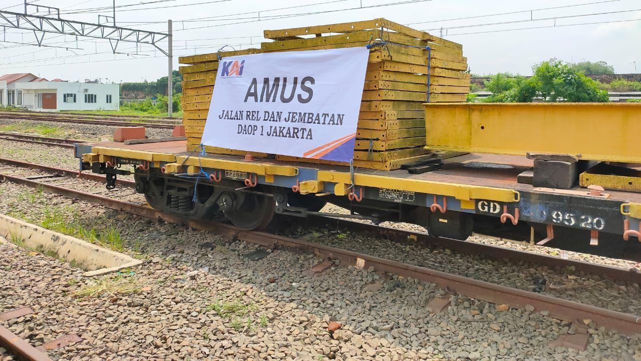 Petugas KAI Daop 1 menyiapkan material untuk mengantisipasi kendala saat arus mudik lebaran. (Dokumen Humas KAI)